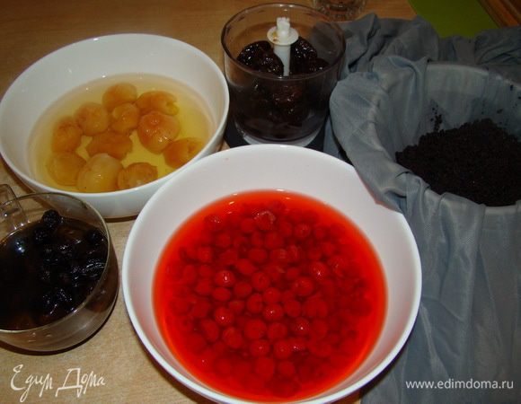 Все сухофрукты заливаем кипятком на час (можно и больше), сливаем воду, измельчаем в блендере или с помощью мясорубки.