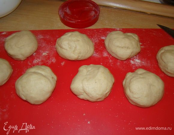 Делим на 8 равных частей. Каждую раскатываем в длинную лепешку, каждую из которых покрываем равномерно начинкой, сворачиваем в рулет и выпекаем.