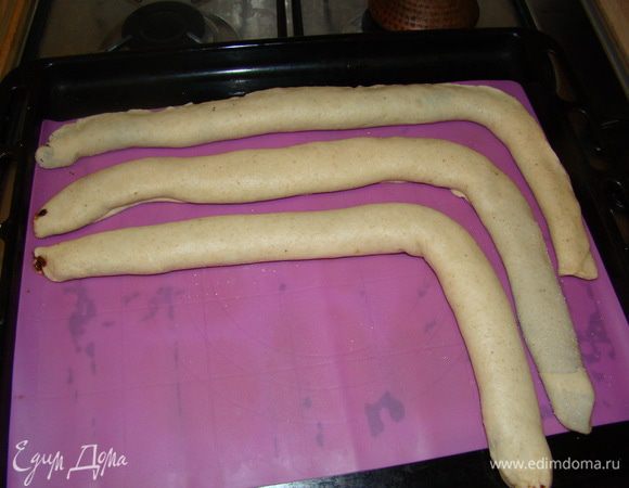 Выпекаем при температуре 175"С около 30-40 минут до золотистого цвета; остужаем.