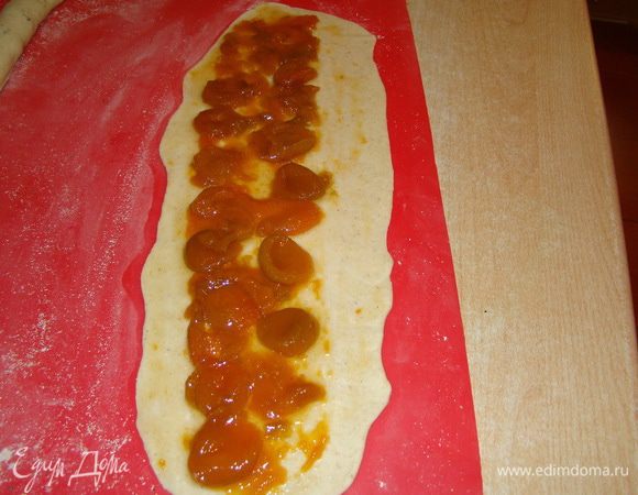 Рулет с вареньем. У меня абрикосовые половинки. Можно любое густое!