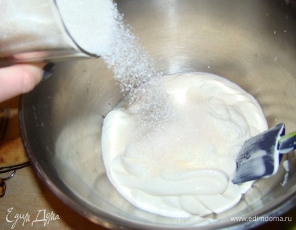 Для крема взбиваем сметану с сахаром.