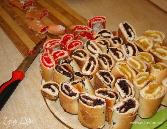 Остывшие рулеты разрезаем на кусочки.