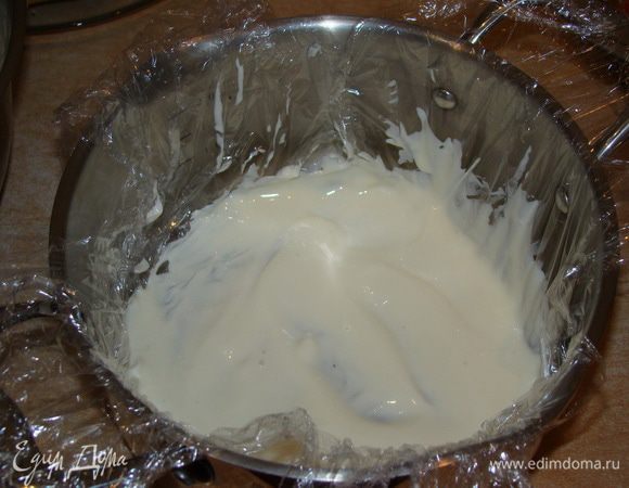 Выливаем немного крема, чтобы покрыл дно формы.