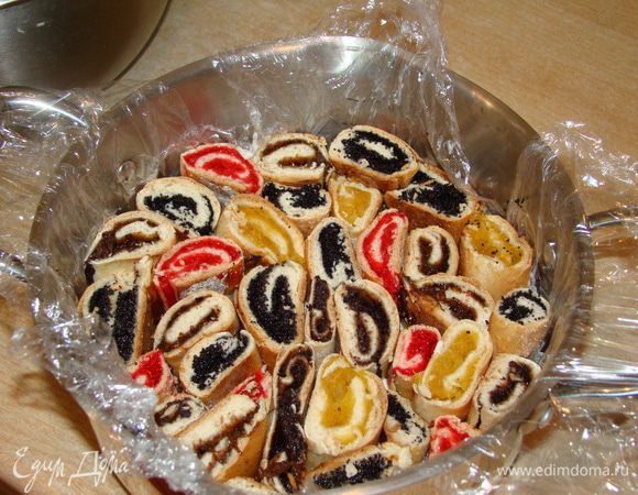 Складываем вертикально рулетики - достаточно плотно.