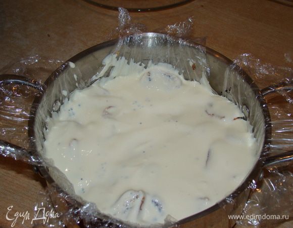 Заливаем половиной крема, повторяем второй слой рулетиков + остальной крем. Накрываем плотно пищевой пленкой, можно поставить сверху небольшой груз. Оставляем на ночь в холодильнике. На след.день украсить мастикой или взбитыми сливками.