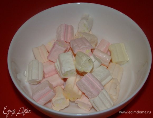 Я впервые работала с домашней мастикой, но все получилось - оказалось, очень просто. Для этого маршмеллоу с лимонным соком разогреть в СВЧ на макс.мощности в течение 1 минуты.