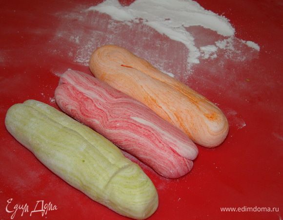 Окрасить любыми пищевыми красителями; обернуть пищевой пленкой, убрать в холод.