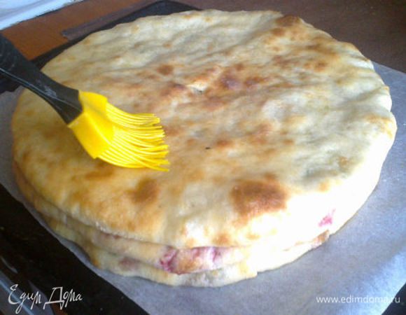 Для опары смешайте дрожжи с 50 мл теплого молока и 1 ст. л. сахара, оставьте в теплом месте. <br />
В миску просейте муку, добавьте кефир, 150 мл молока и растопленное сливочное масло, влейте опару, добавьте щепотку соли, 2 ст. л. растительного масла и замесите тесто.<br />
Накройте пищевой пленкой и полотенцем, оставьте на 1–2 часа подниматься. Затем тесто разделите на три части и сформируйте пироги.