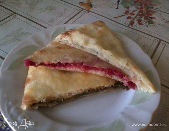 Можете выбрать любую начинку: пирог «Фыдчин»: 400–500 г фарша, луковица,1–3 зубчика чеснока, соль и черный молотый перец по вкусу.<br />
Пирог «Сахарадчин»: 300 г листьев свеклы (молодая ботва),150 г сыра (брынза), пучок зеленого лука, пучок кинзы, пучок укропа, 50 г сметаны, соль по вкусу.<br />
Пирог «Картофчин» : 300 г картофельного пюре,100 г сыра, 1 ст. л. сметаны, 50 мл молока, немного масла, соль.<br />
Пирог «Али Бах»: в равных пропорциях сыр осетинский и творог домашний, 2–3 ст. л. сметаны.<br />
Весь секрет осетинских пирогов заключается в том, что количество начинки должно равняться количеству теста.