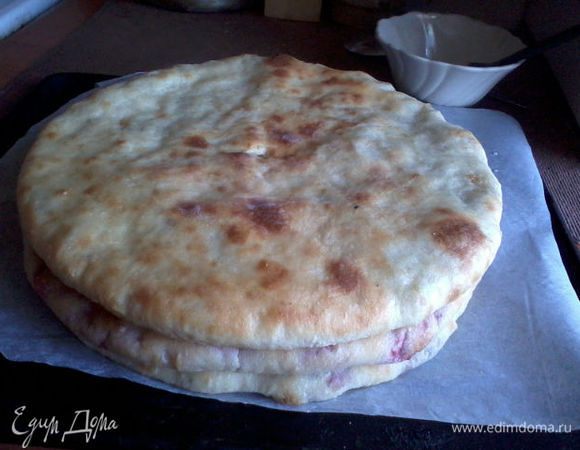 Выпекайте пироги при 200–220°C 10 минут. Как только увидите, что сверху зарумянилась корочка, достаньте из духовки и сразу смажьте пироги растопленным сливочным маслом.