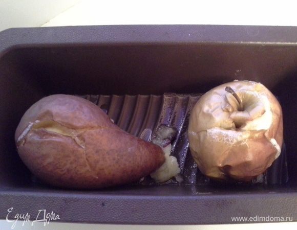 Яблоко и грушу, помыть. Положить в форму. Запечь до готовности. Остудить.