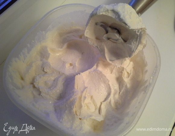 Соединить творог, сметану, сахар. Все взбить блендером. 