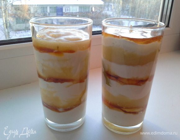 Начинаем выкладывать слоями, в каждый бокал кладем слой творог, 0, 5 ч.л меда, слой яблочного пюре. Опять слой творога, мед, слой грушевого пюре.
Все готово.
Приятного аппетита! 
