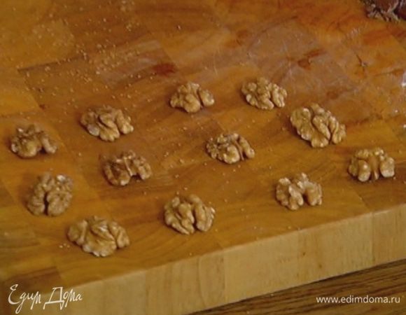 Выбрать 12 красивых половинок орехов для украшения, остальные орехи измельчить в ступке.