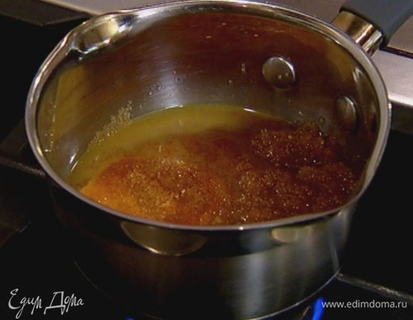 В небольшой кастрюле соединить 100 г сливочного масла с сахаром и поместить на медленный огонь.