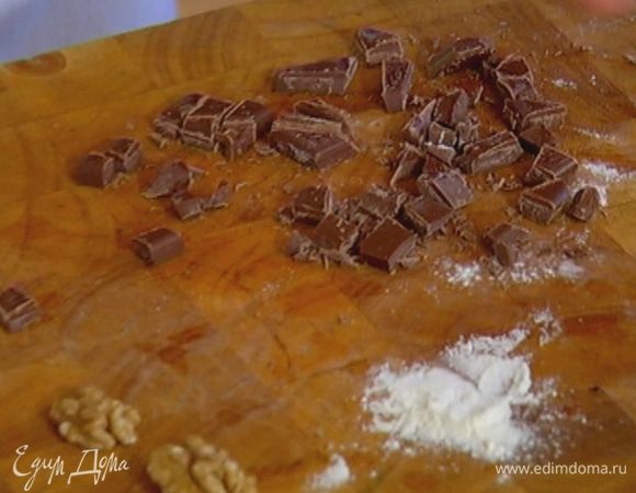 Шоколад поломать руками или порезать ножом на небольшие кусочки.