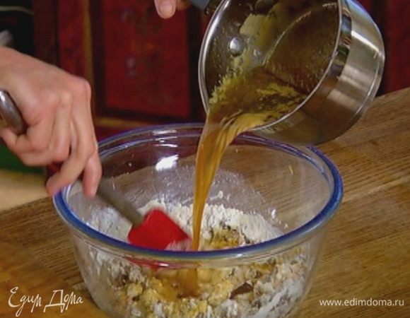 Влить к муке с орехами и шоколадом растопленное масло с сахаром, все перемешать.