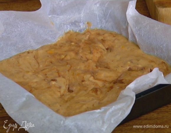 Небольшой глубокий противень выстелить бумагой для выпечки, смазать оставшимся сливочным маслом, выложить тесто, разровнять и разложить сверху половинки грецких орехов.