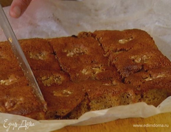 Выпекать в разогретой духовке 20–25 минут, главное — не передержать, внутри брауни должны быть мягкими и сочными.