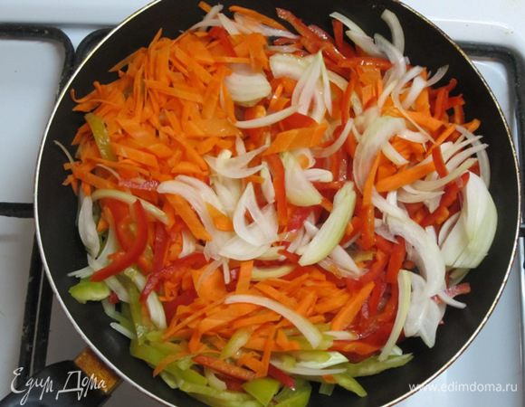 Выложить овощи в сковороду с нагретым растительным маслом.