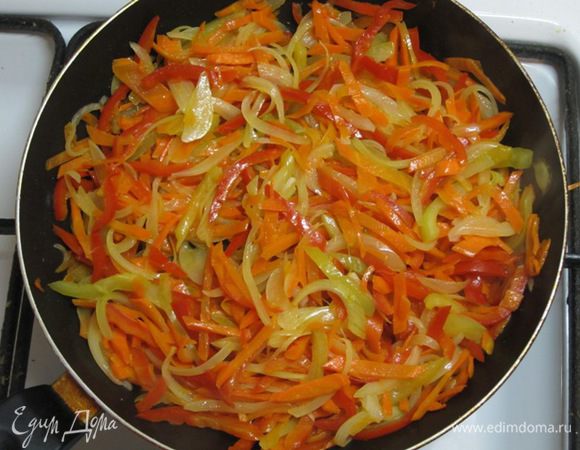 Обжаривать овощи 5-8 минут.