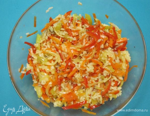 Смешать с отварным рисом, посолить, поперчить.