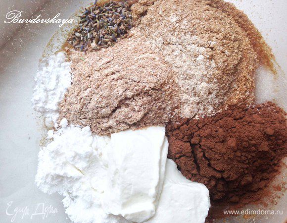 В миске смешать все ингредиенты. Тщательно перемешать.