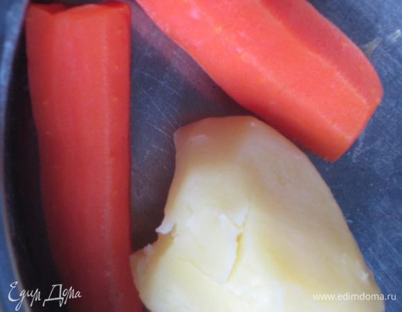 Отварить морковь и картофель.