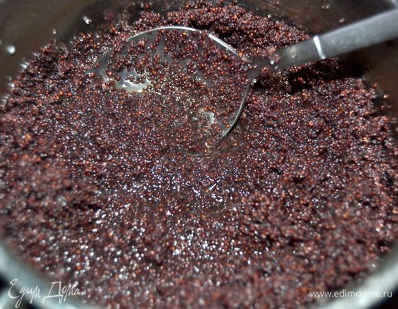 Мак промыть, залить вскипевшим стаканом воды и варить на маленьком огне примерно 7-10 мин. Постоянно помешивая. Затем немного остудить и пробить блендером. Остудить.