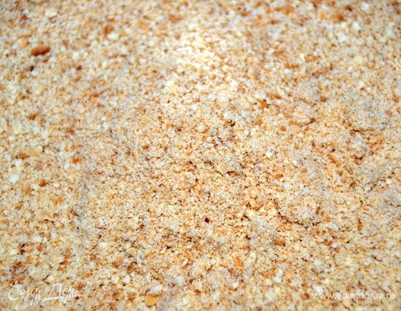 Печенье измельчить в блендере. Добавить масло и лимонный сок. Если требуется,добавьте те самые 2 ст.л. сахара.