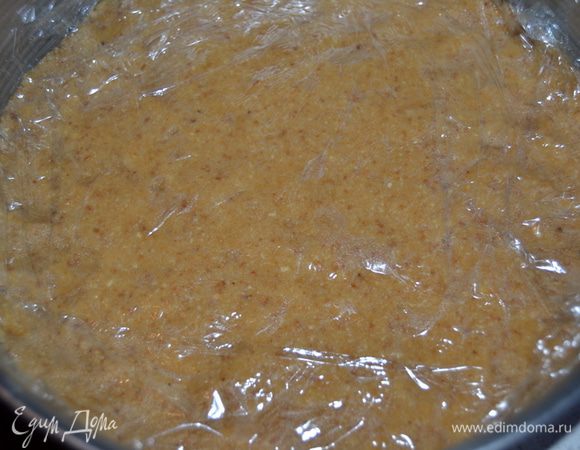 Замесить тесто. Разъемную форму (у меня 28см) для выпечки смазать растительным маслом, выложить тесто из печенья. Разровнять по всему дну и закрыть пищевой пленкой. Убрать на 15 мин.в холодильник. Духовку разогреть до 180гр. Затем снять пленку и выпекать 10 мин. Остудить.