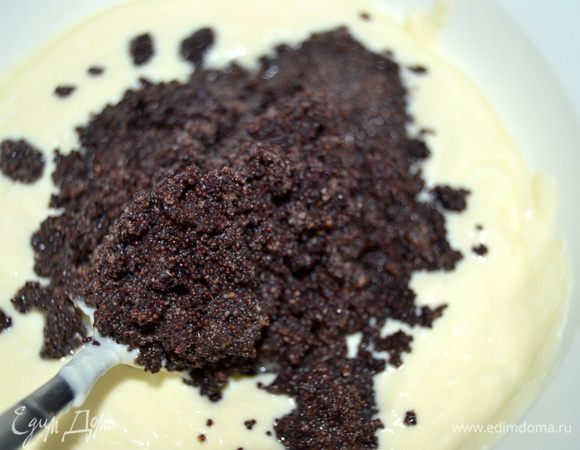 Творожную массу разделить на 3 части. В 2 части добавить мак.