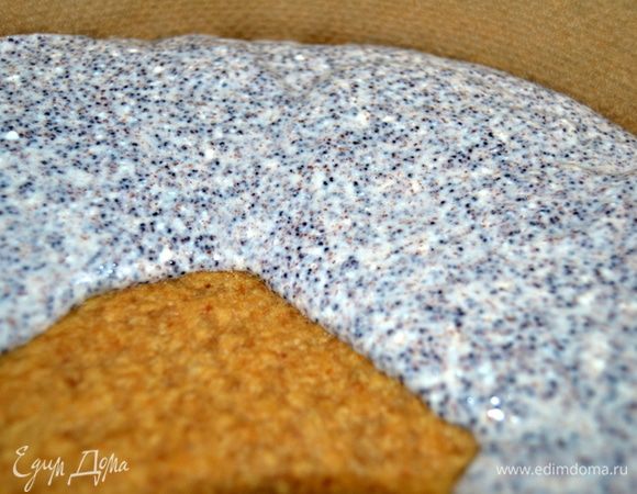 Выложить маково-творожную массу по краям основы. Предварительно я выстелила пергаментом бока формы.