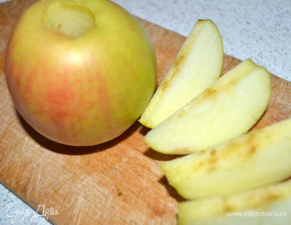Из яблок удалить сердцевину, разрезать на 5-6 долек.
