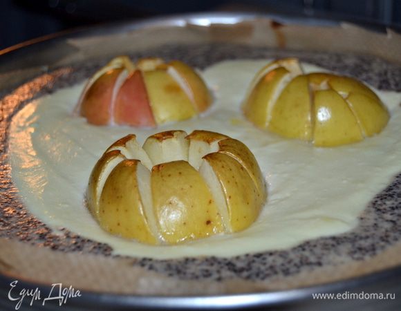 Выпекать в разогретой до 180 гр духовке в течении 50 мин. За 5 мин.до окончания снять бумагу и проверить как там обстоят дела. Если творог сильно жидкий, то подержите еще несколько минут.