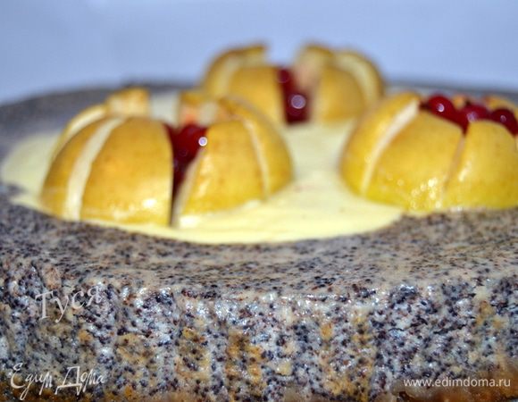 Затем полностью остужаем и можно легко нарезать на нужные вам кусочки. Я положила 3 яблока для того чтобы можно было нарезать чизкейк на разные кусочки, с яблоком и без него. Не все в моем окружении любят печеные яблоки, так как люблю их я. Серединки яблок я заполнила красной смородиной.