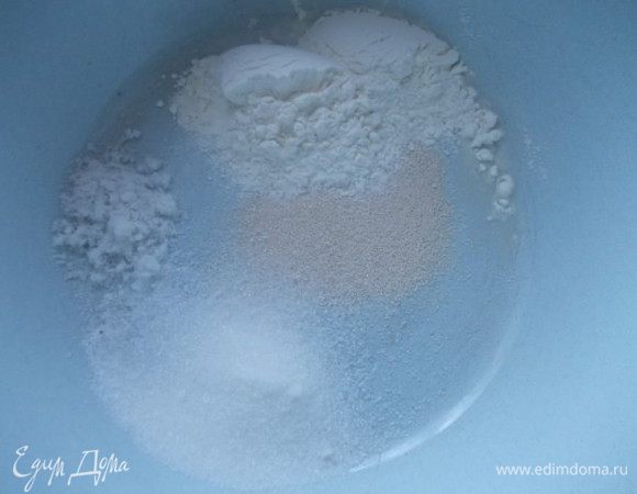 Смешать дрожжи,соль,сахар и 1 ст.л. муки. Влить теплое молоко,перемешать и оставить на 20 минут в теплом месте.