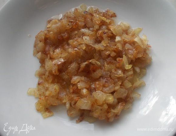 Тем временем,порезать кубиком лук и обжарить на 3 ст.л. растительного масла, до золотистого цвета. Добавить к луку щепотку соли и сахара, остудить.