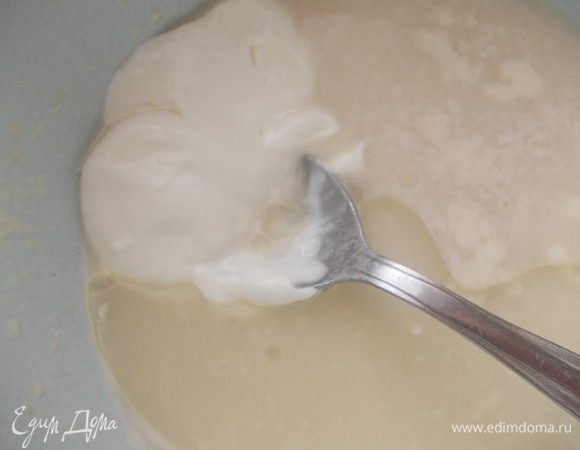 Когда пройдет 20 минут и опара покроется пузырьками, добавляем сметану и 2 ст.л. масла.