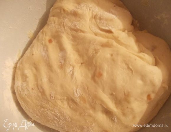 Постепенно всыпаем муку, в конце добавляем 1 ст.л. масла. Замешиваем тесто и оставляем подойти 30 минут в теплом месте. Затем ещё раз перемешиваем и оставляем ещё на 30 минут.