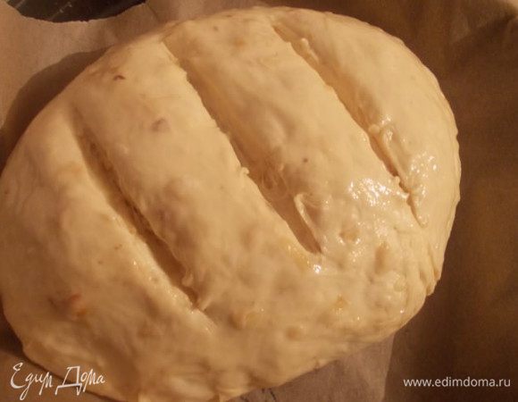 После того,как тесто подойдет, смазываем его подогретым оставшимся маслом и делаем надрезы. Выпекаем при 200 С. 30-35 минут. Вынуть хлеб и накрыть полотенцем, оставить на 1 час.