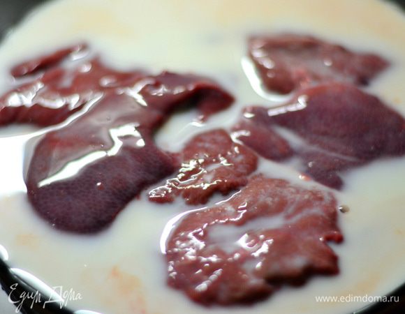 Для начала нарезать печень на средние кубики и замочить на 30–40 минут в молоке, чтобы убрать всю горечь. Тем временем можно поставить воду для закипания.