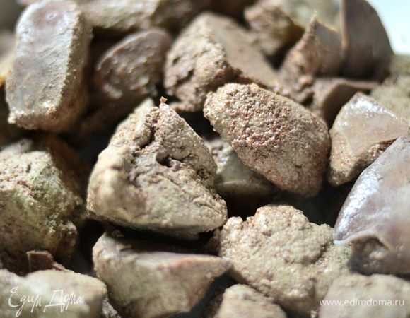 После того как печень вымочилась, отправить ее в кастрюлю с горячей кипяченой водой, добавить лавровый лист, варить минут 20, в конце варки посолить.