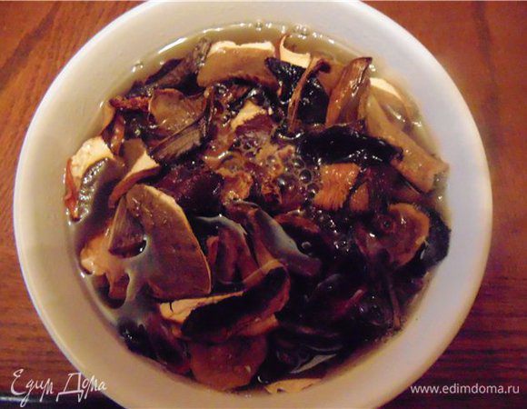 Замачиваем сухие грибы в горячей воде и оставляем их. А так же ставим вариться гречку.