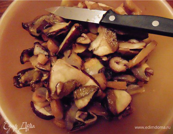 Свежие грибы нарезаем средними кусочками.