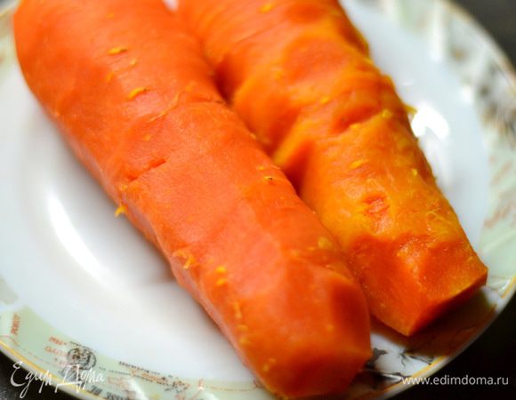 Отварить морковь.