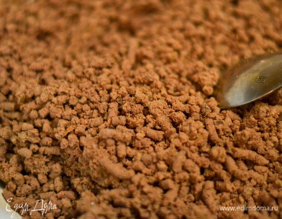 Готовую отварную печень перекрутить с луком на мясорубке 2 раза. Сначала фарш будет суховат, но не пугайтесь, после второго раза он станет более мягким, нежным, влажным и пластичным.