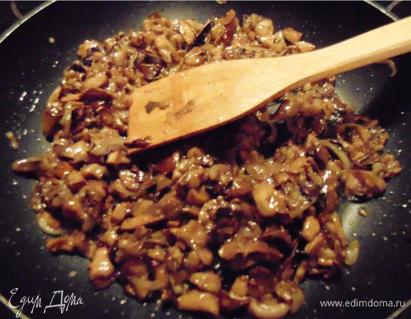 Обжариваем на растительном масле свежие и сухие грибы с овощами минут 10-15 постоянно помешиваем. Соль по вкусу.