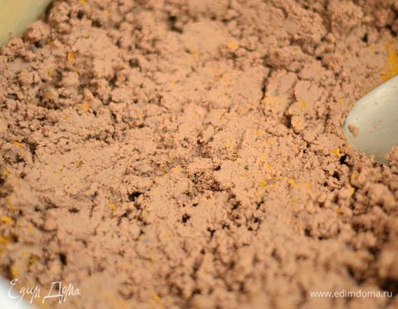 Теперь начинаем мять ложкой, добавляя соль по вкусу, черный перец и молотый лавровый лист.