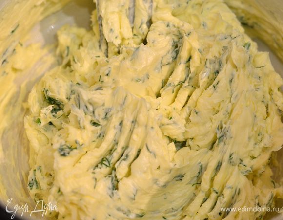 Готовим начинку. Масло комнатной температуры разминаем вилкой, добавляем тертый на мелкой терке или выжатый через пресс чеснок, мелко нарезанную зелень и все перемешиваем до однородности.